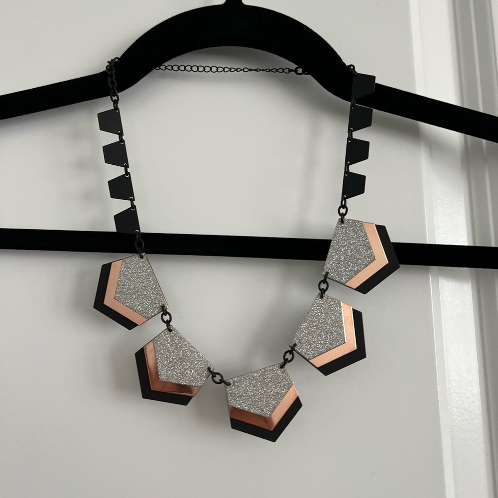 Silver/black short necklace